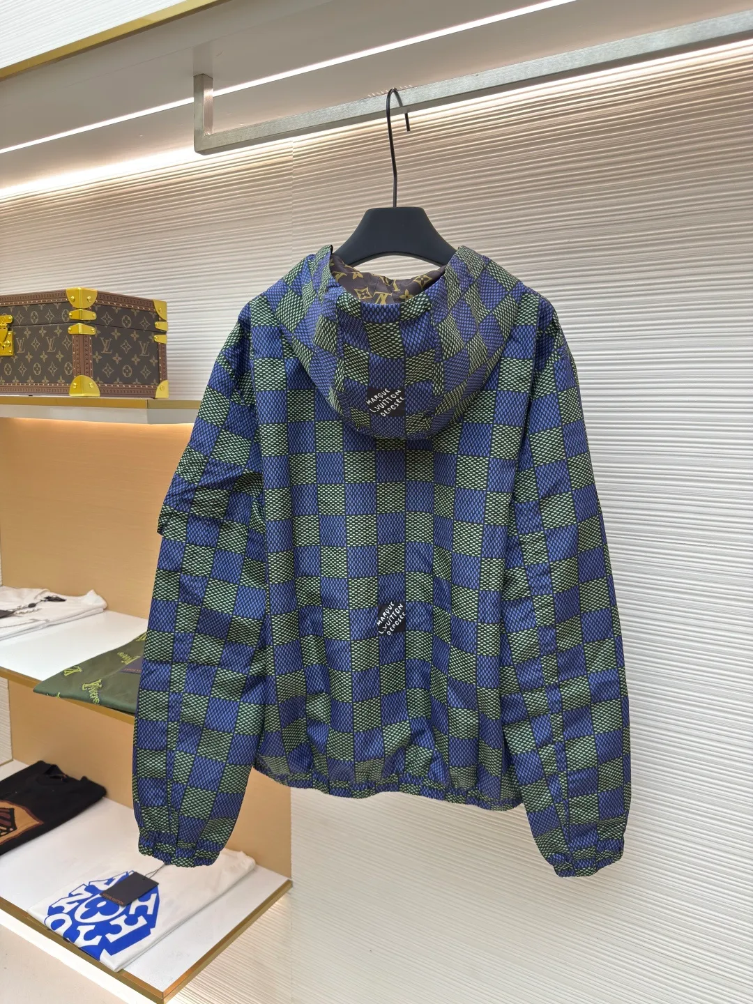 LOUIS VUITTON double-sided large checkerboard jacket ●Authentic product: Purchased and developed for 28500 ●Item number: 1680539-B70 ●Fabric: polyester fiber fabric ●Technology: Made on positioning cutting machine ●Version: Fitted version ●Weight: about 565 grams ●Size: S-M-L-XL ●Description: 100% recycled polyester fiber, double-sided design, with excellent windproof performance. Each side presents different brand elements. One side of the jacket is covered with a full-length Der jacquard texture, while the other side is plain and matte. The Der side is equipped with a flap, the Monogram side is equipped with selvage pockets, and a leather patch is embellished on the left chest, adding to the brand's unique style. From the 2025 spring and summer show, it interprets the Der plaid from a modern perspective, flipping it over to reveal the full-frame Monogram pattern. The aircraft-shaped metal zipper head is carefully engraved with brand elements, and its lightweight texture makes it easy to store. The overall wiring is straight and delicate, the fabric is comfortable and soft, and the color is consistent without color difference. It can be matched with the same style to create a fashionable look and control various occasions. Customized accessories, complete with three standards, same style for men and women!